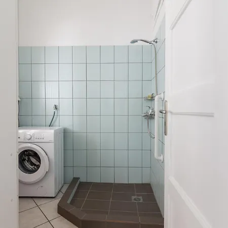 Amazing 2 Bedroom House Apartment *