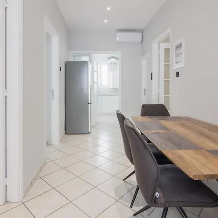 Apartament Amazing 2 Bedroom House Atena
