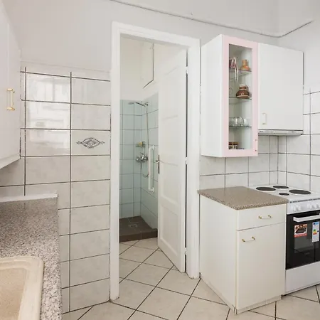 Amazing 2 Bedroom House Apartment *