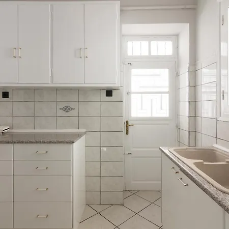 Amazing 2 Bedroom House Apartment *